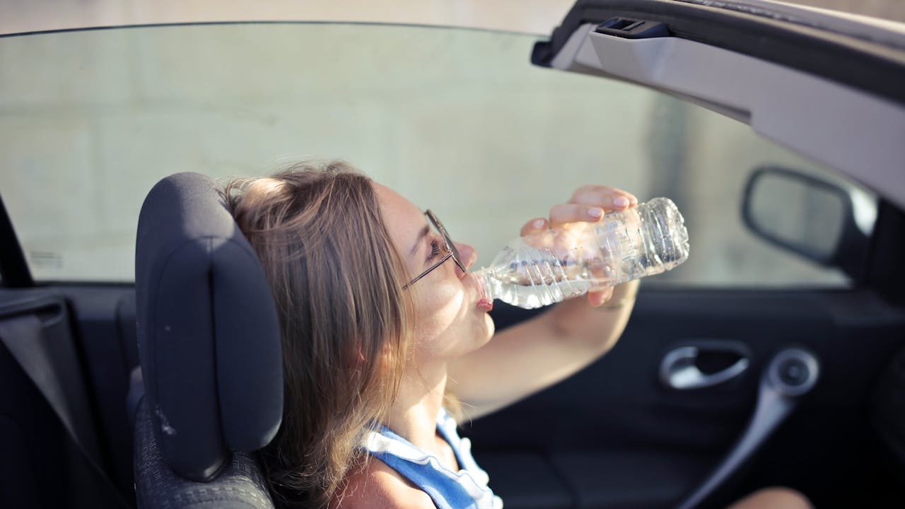 Water drinken in auto